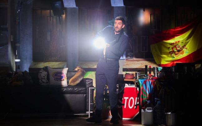 David Broncano revoluciona la noche del martes con una linterna y grabando el programa a oscuras.