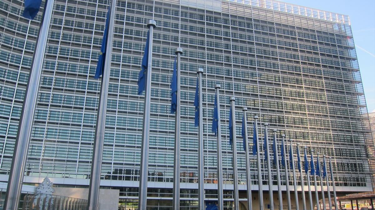 Banderas de la UE frente a la sede de la Comisión Europea en Bruselas.