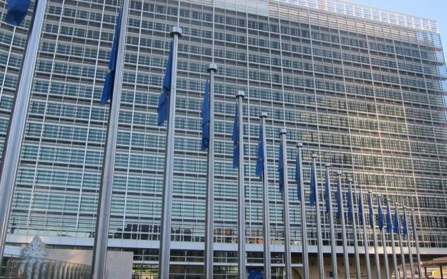 Banderas de la UE frente a la sede de la Comisión Europea en Bruselas.