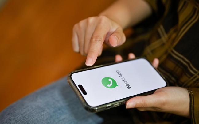 Una persona abre la aplicación de WhatsApp en su teléfono móvil.