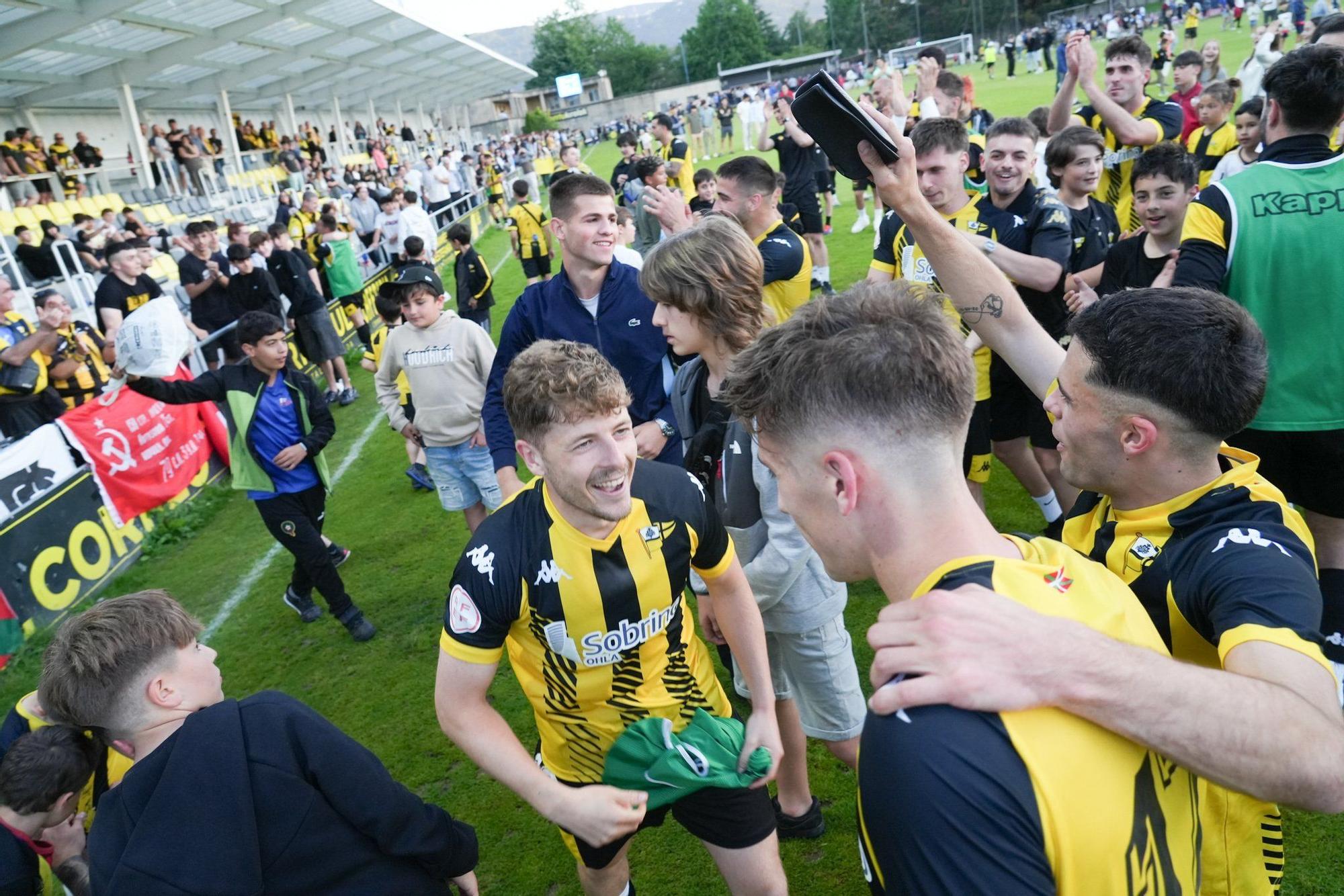 Jugadores y aficion del Portu celebraron este pasado fin de semana la eliminación del Deusto en La Florida. / JOSÉ MARI MARTÍNEZ