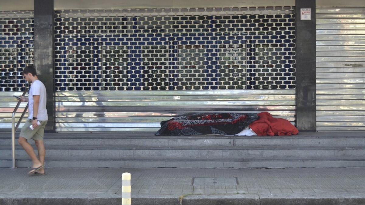 Una persona sin techo, en el polideportivo de La Casilla