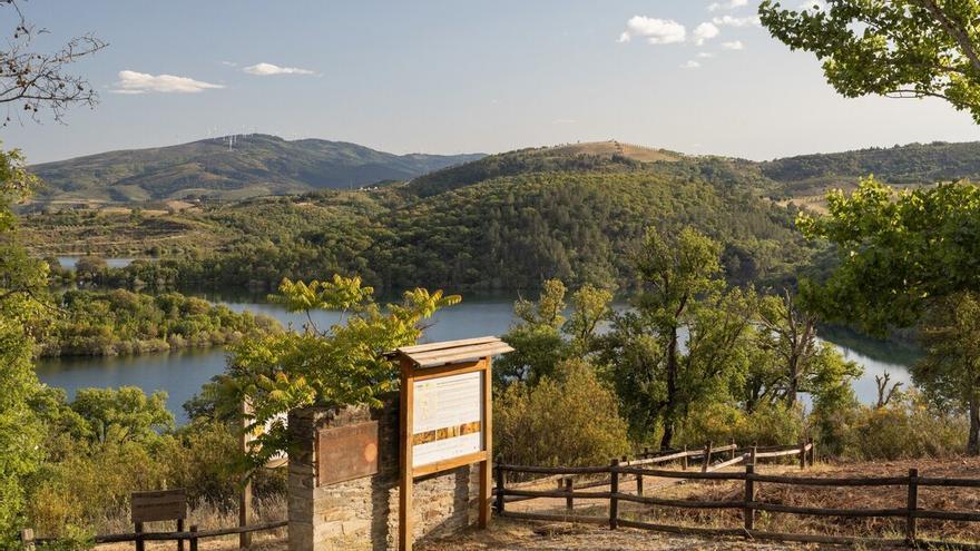 Mirador en en la Albufera de Azibo.