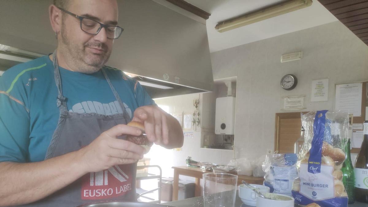 Asier Osinalde, preparando unas hamburguesas para sus amigos.
