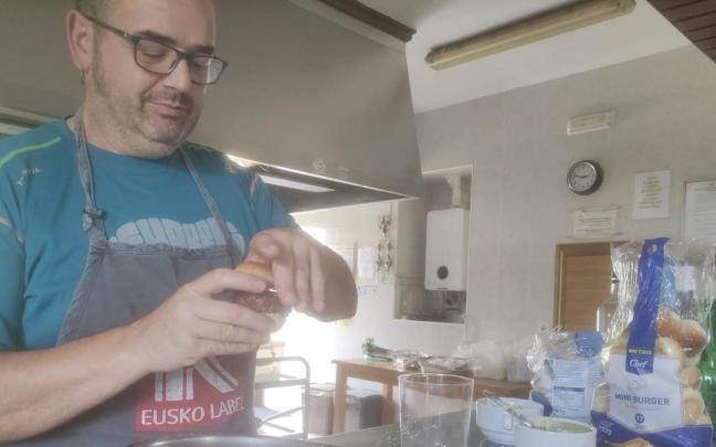 Asier Osinalde, preparando unas hamburguesas para sus amigos.