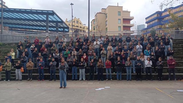 Un centenar de militantes de Ernai en un acto en el Frontón de Deusto, en Bilbao