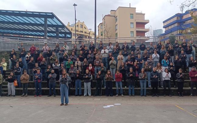 Un centenar de militantes de Ernai en un acto en el Frontón de Deusto, en Bilbao
