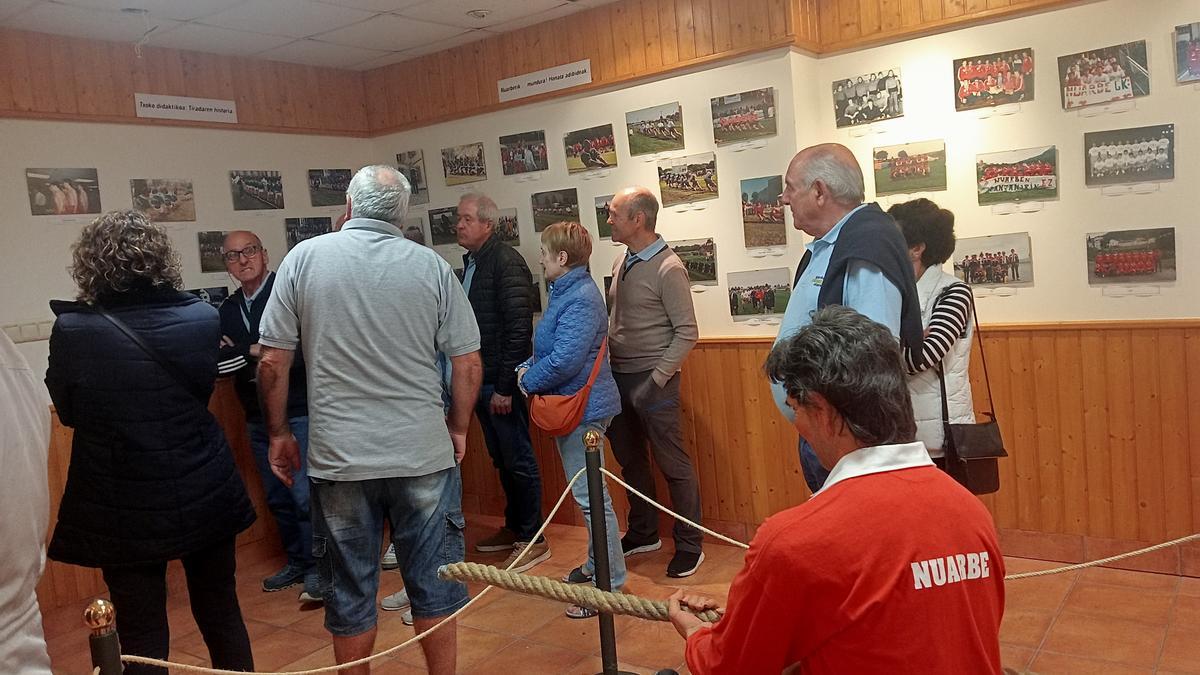 Los aficionados al Seat 600 visitan el museo de la soka-tira.