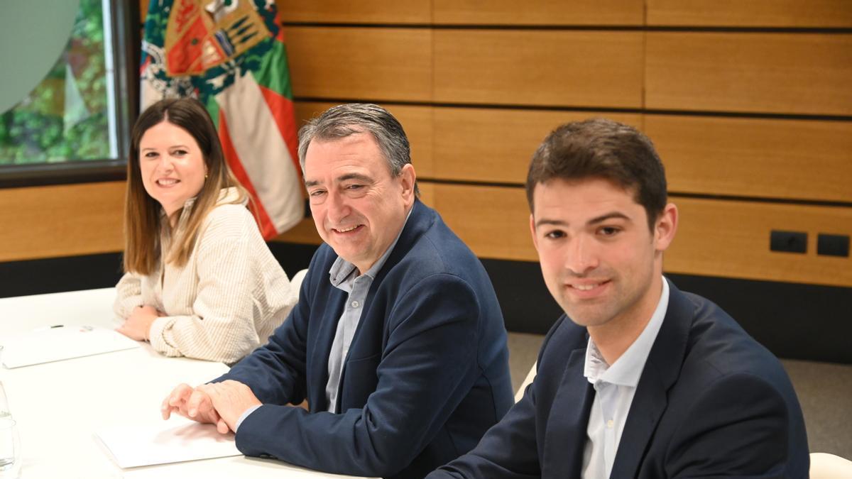 El presidente del EBB del PNV, Aitor Esteban (C), y el portavoz de la formación nacionalista en el Parlamento Vasco, Joseba Díez Antxustegi (D)