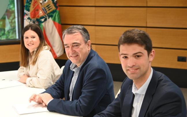 El presidente del EBB del PNV, Aitor Esteban (C), y el portavoz de la formación nacionalista en el Parlamento Vasco, Joseba Díez Antxustegi (D)