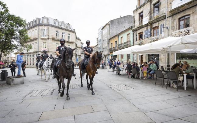 Agentes de la Policía Nacional, en las calles de Pontevedra.