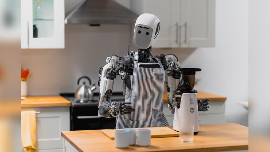 El robot humanoide Apollo realiza una tarea doméstica en una cocina.