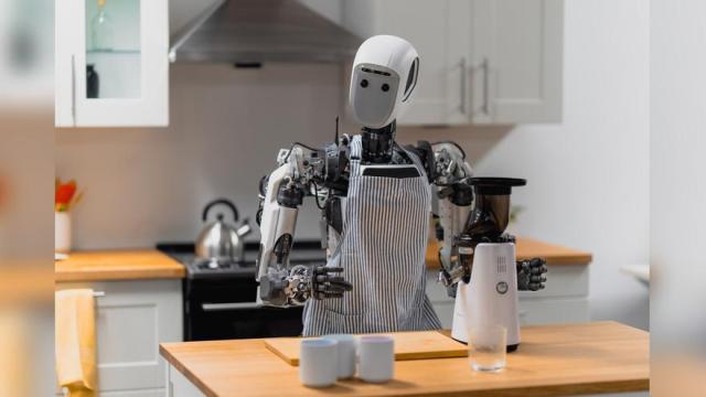 El robot humanoide Apollo realiza una tarea doméstica en una cocina.