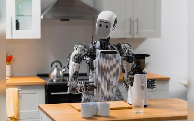 El robot humanoide Apollo realiza una tarea doméstica en una cocina.