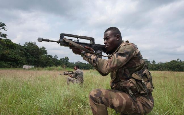 Militares de Gabón en unas prácticas en la capital del país, Libreville. Militares de Gabón en unas prácticas en la capital del país, Libreville.