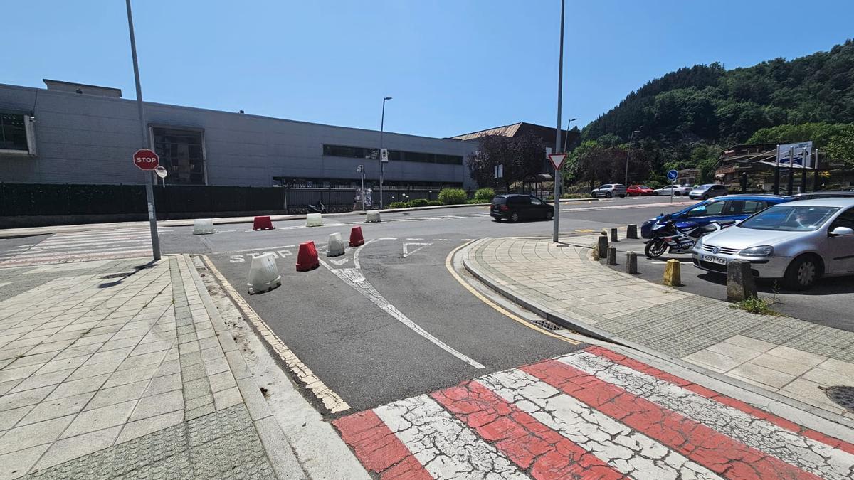 Giro suprimido por su peligrosidad frente al polideportivo Antzizar, en Beasain.