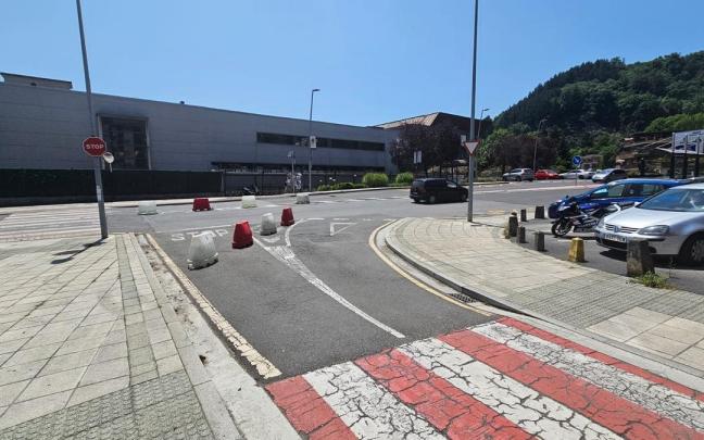 Giro suprimido por su peligrosidad frente al polideportivo Antzizar, en Beasain.