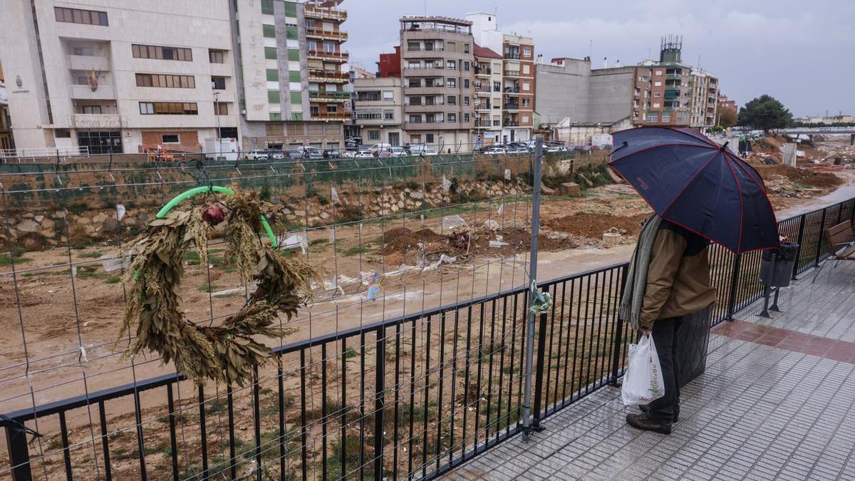Un hombre observa el barranco del Poyo, en Paiporta.