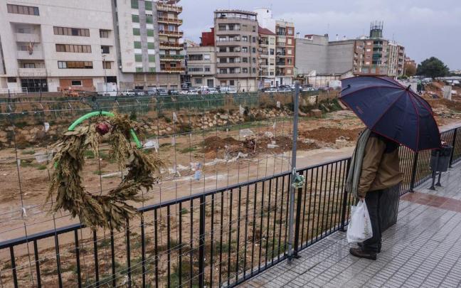 Un hombre observa el barranco del Poyo, en Paiporta.