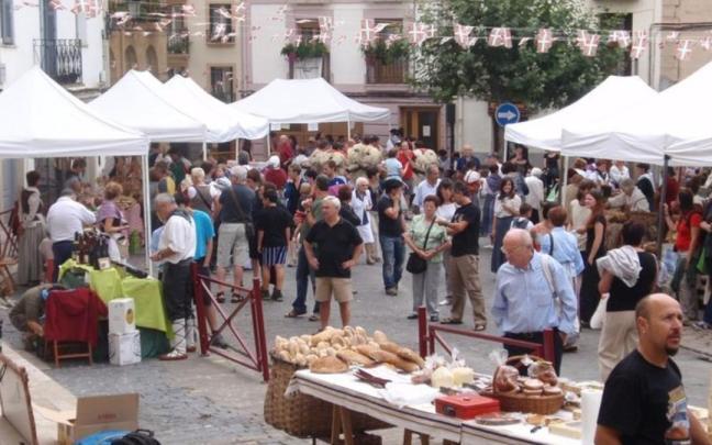 Feria de productos de caserío en las Euskal Jaiak de Zumaia.