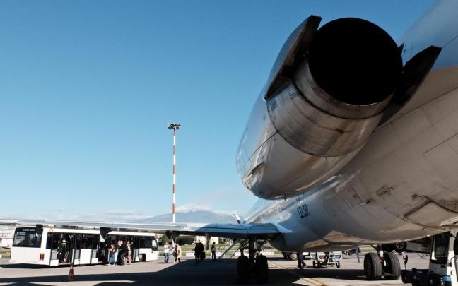 Suspenden los vuelos en el aeropuerto de Catania (Italia) por un incendio.