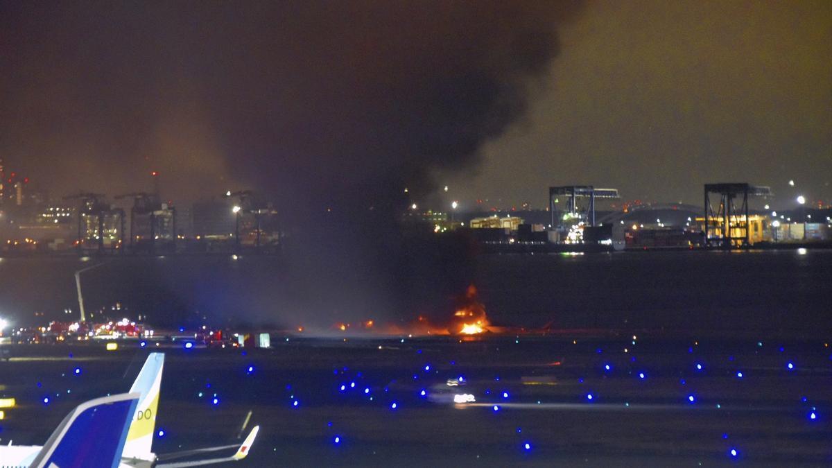 Evacuados casi 400 pasajeros de un avión tras incendiarse por una colisión en Japón