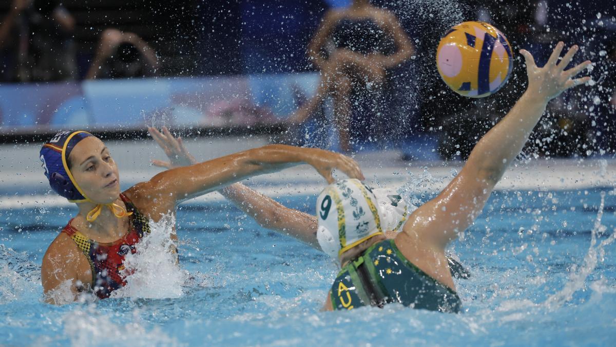 Judith Forca ante la australiana Zoe Arancini durante el partido por el oro de waterpolo femenino.