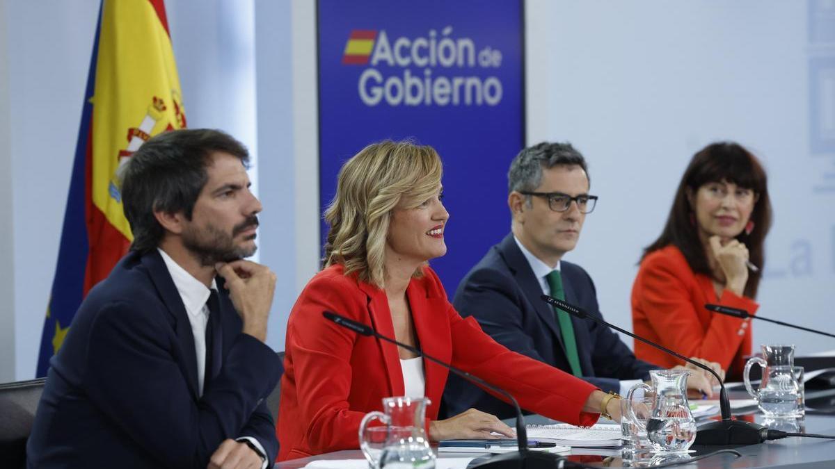 La portavoz del Gobierno español juntos a los ministros de Justicia, Cultura e Igualdad en la rueda de prensa posterior al Consejo de Ministros.