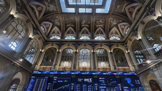 Varios paneles y monitores muestran la evolución de la Bolsa española.