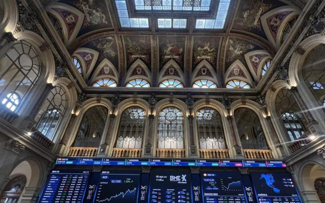 Varios paneles y monitores muestran la evolución de la Bolsa española.