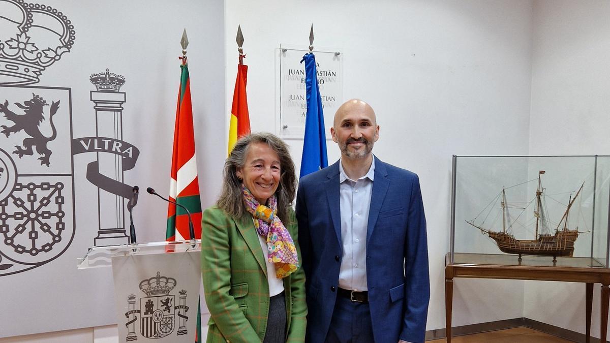 La delegada del Gobierno español en Euskadi, Marisol Garmendia, y Enric Armengol.