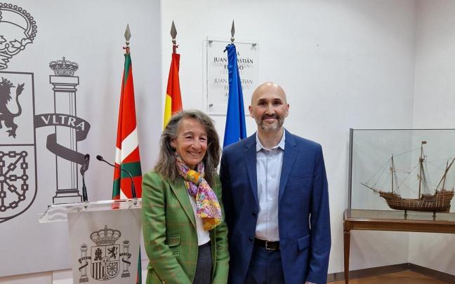La delegada del Gobierno español en Euskadi, Marisol Garmendia, y Enric Armengol.
