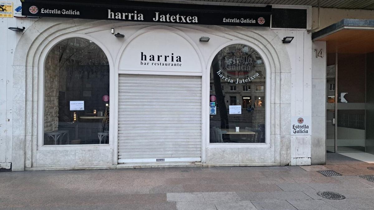 Fachada del Harria, en la plaza de Los Fueros, con la persiana bajada