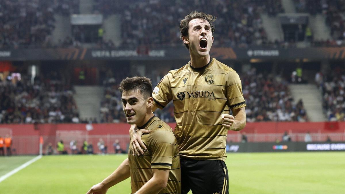 Álvaro Odriozola celebra con Ander Barrenetxea el gol de la Real en Niza. / EFE