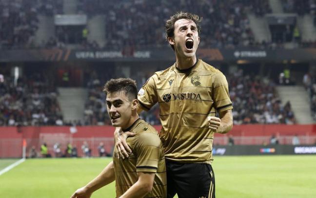 Álvaro Odriozola celebra con Ander Barrenetxea el gol de la Real en Niza. / EFE