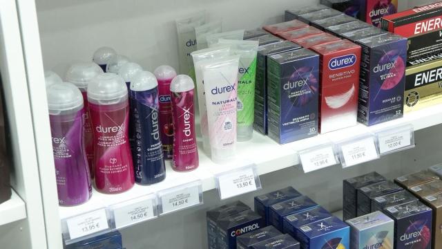 Estantería con productos de salud sexual.