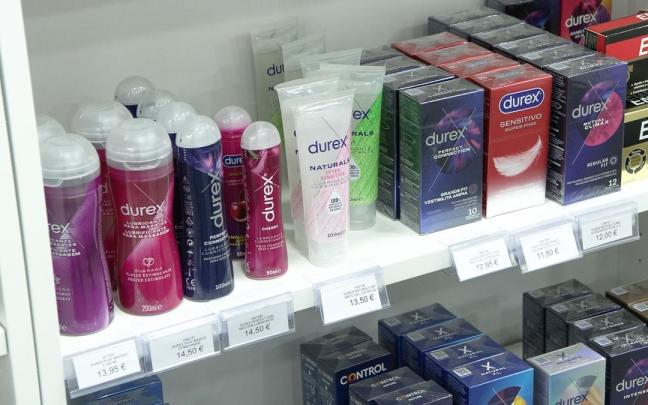 Estantería con productos de salud sexual.