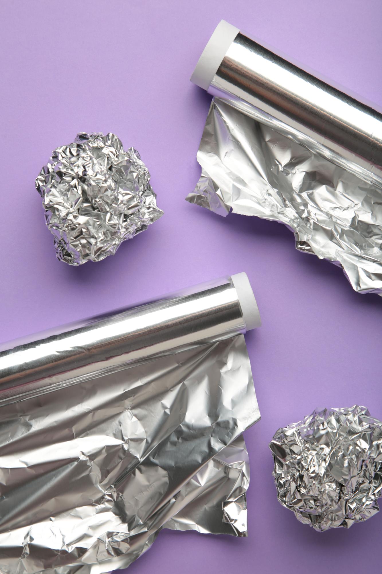 Rollos y bolas de papel de aluminio.