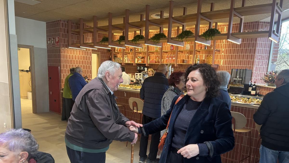 Ainhoa Salterain saludando a uno de los usuarios.