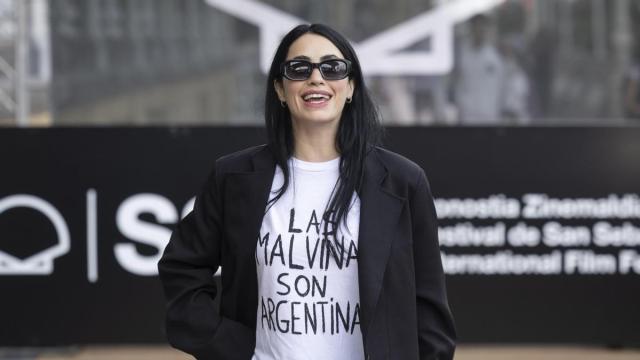 Lali Espósito elige una reivindicativa camiseta para su llegada al Zinemaldia.