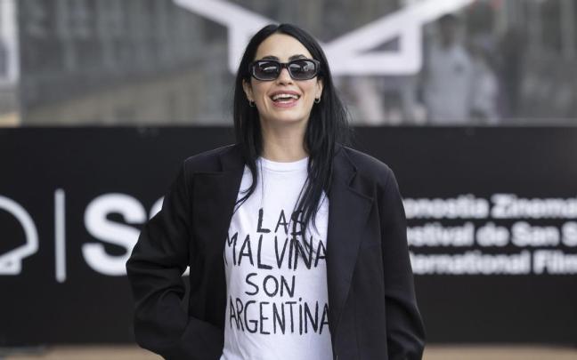 Lali Espósito elige una reivindicativa camiseta para su llegada al Zinemaldia.