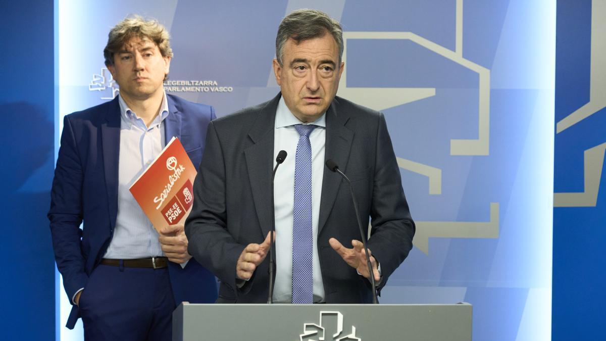 El presidente del EBB del PNV, Aitor Esteban, y el secretario general del PSE-EE, Eneko Andueza, presentan en el Parlamento Vasco la Proposición de Ley de medidas urgentes en materia de vivienda.