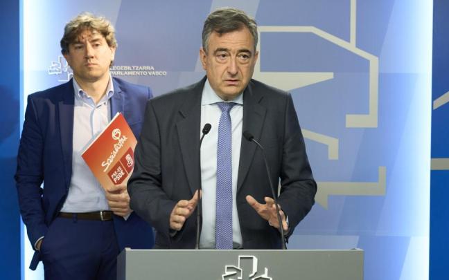 El presidente del EBB del PNV, Aitor Esteban, y el secretario general del PSE-EE, Eneko Andueza, presentan en el Parlamento Vasco la Proposición de Ley de medidas urgentes en materia de vivienda.