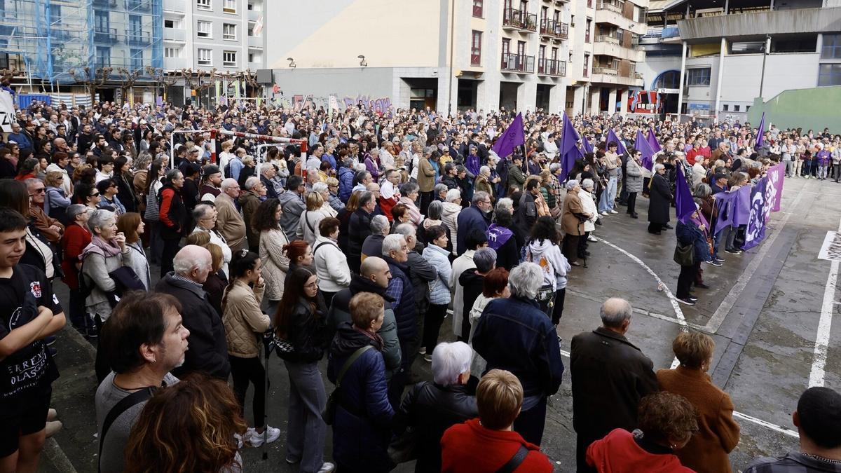 Concentración en repulsa del asesinato machista en Pasaia.