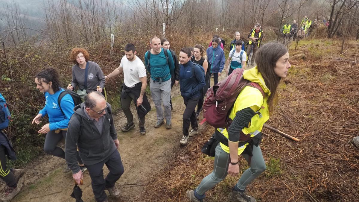 Marcha montañera contra el proyecto del parque éolico de Basalgo celebrada el pasado mes de marzo.
