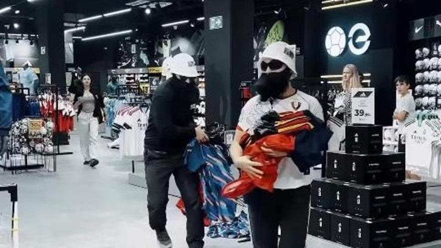 Miembros de Ernai, robando las camisetas de España.