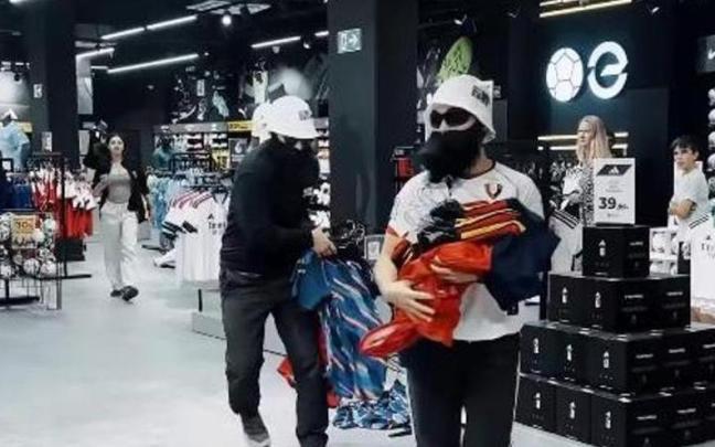 Miembros de Ernai, robando las camisetas de España.