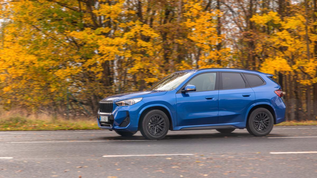 Un coche circula por una carretera.