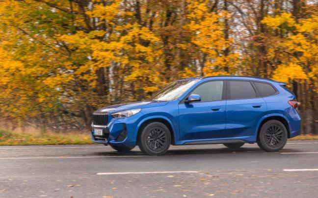 Un coche circula por una carretera.