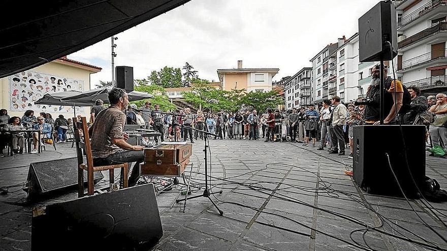 Un concierto en la calle, durante el festival de rock. | FOTO: N.G.